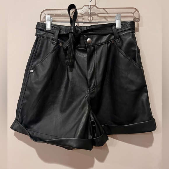 BLANKNYC FAUX LEATHER VEGAN CUFF BELTED BLACK SHORTS 28 - Picture 6 of 7